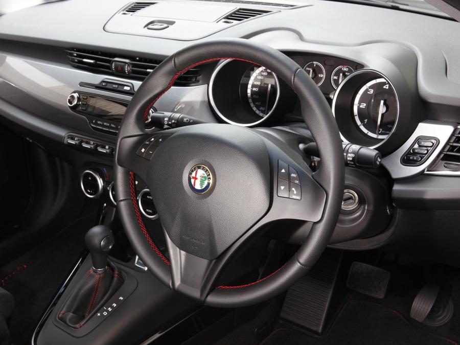 Панель приборов Alfa Romeo Giulietta 2011 года  (AU) (фото 33 из 41)